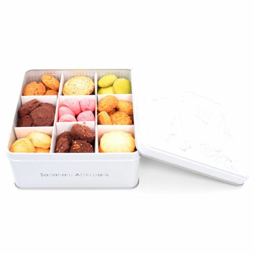 丸い色とりどりの9種のクッキーが、3×3に区切られた白い長方形の缶に詰め合わせになっている
