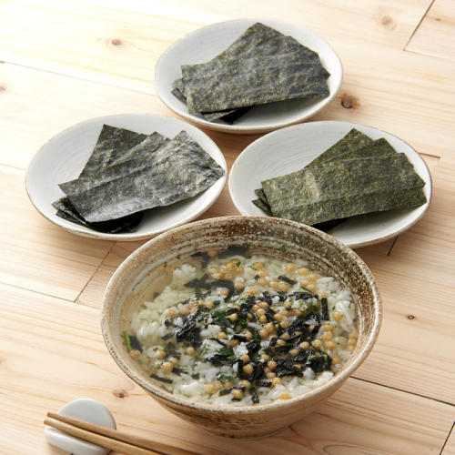 3種類ののりと、お茶漬けが置かれている。