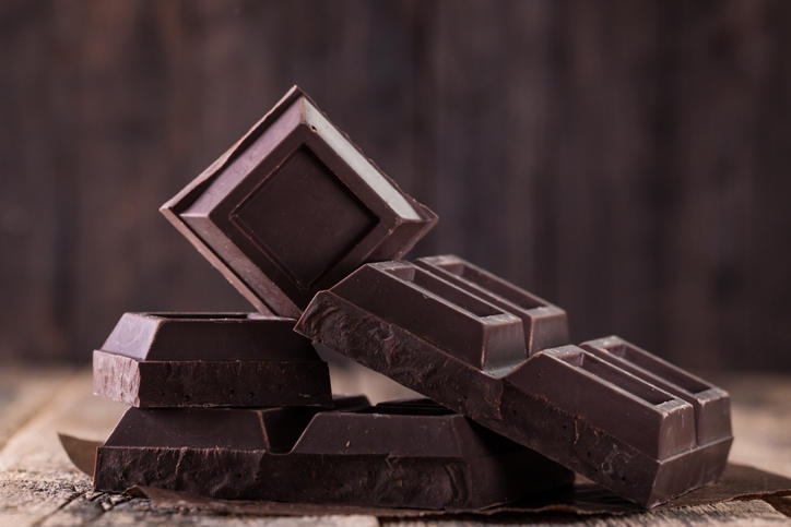 上に積まれたブロックチョコレート