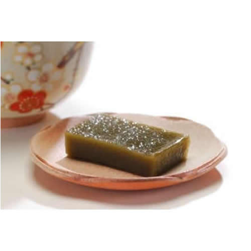 抹茶餡が練りこまれた外郎が陶器に盛り付けられお茶が添えられている