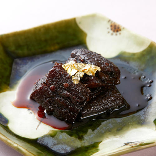 グリーンの皿にのった堀忠の「鰻山椒炊き」