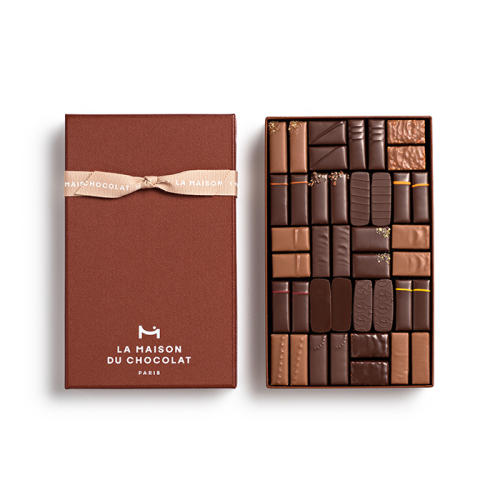 茶色いギフトボックスに、「ラ・メゾン・デュ・ショコラ」のチョコレートが詰め合わせになっている様子