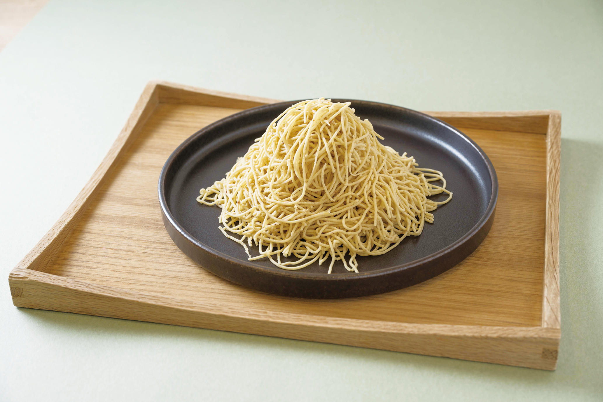黒い器に盛られた「笠間栗のモンブラン」がお盆に置かれている