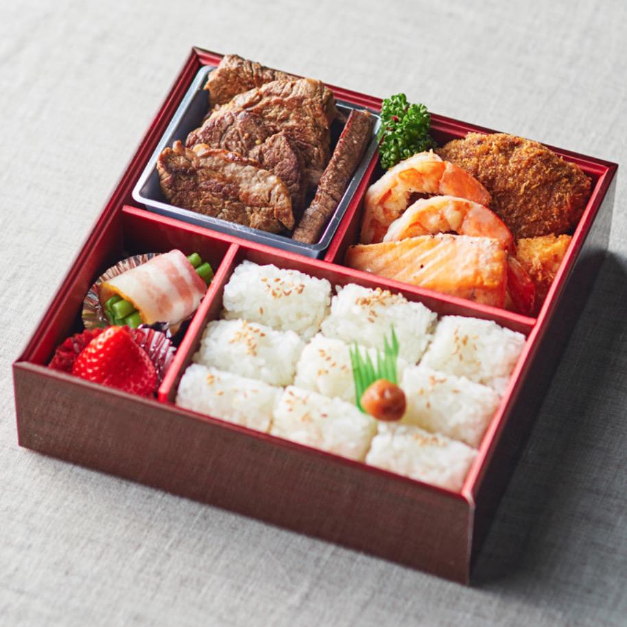 赤い弁当箱に入った特製洋風弁当