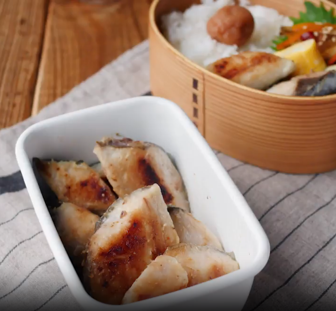 白い保存容器に入れられたさわらの西京焼きとお弁当