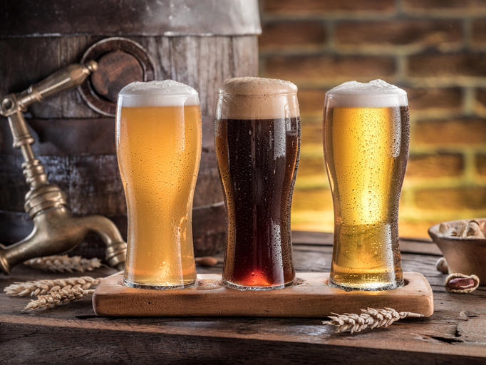 木製のテーブルにグラスに注がれたビールが3種類並んでいる