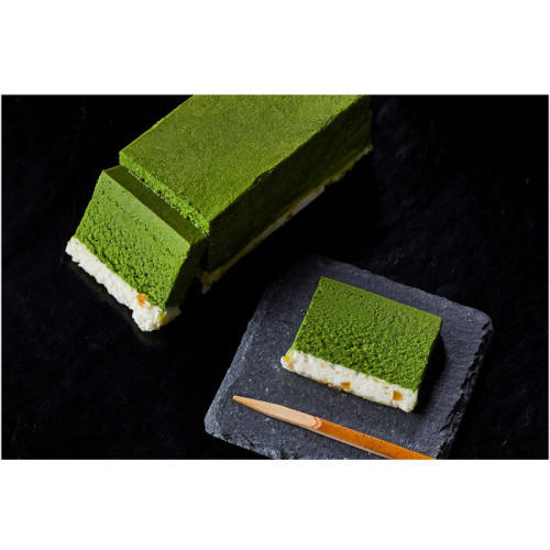 黒い皿に盛られた山本山のまっ茶テリーヌ