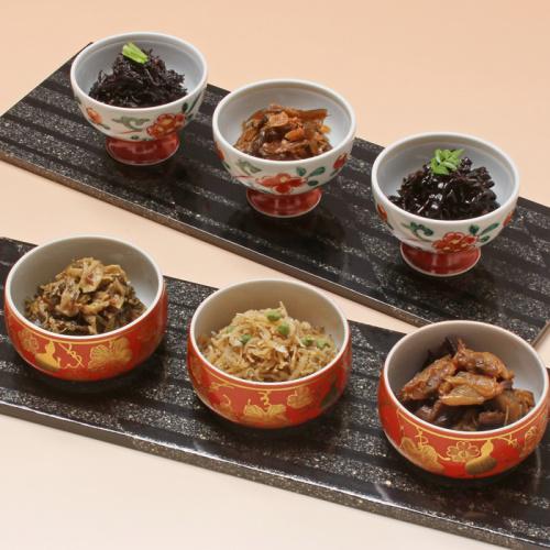 赤い6つの小皿に盛られたわらびの里の京楽味
