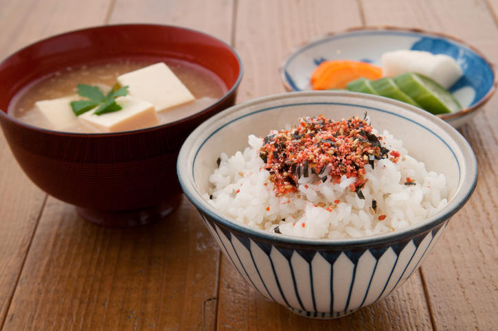 お茶碗に盛られたふりかけご飯と味噌汁、漬物