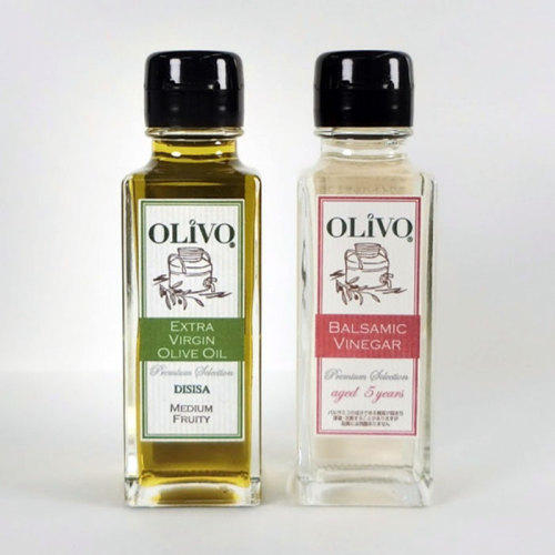 透明の容器に入ったオリーヴォの「オリーブオイルとホワイトバルサミコ酢5年熟成ギフトセット」