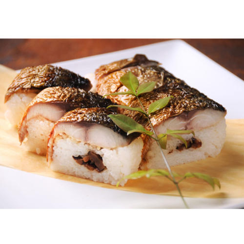 焼きさば寿司がのった白色の皿。