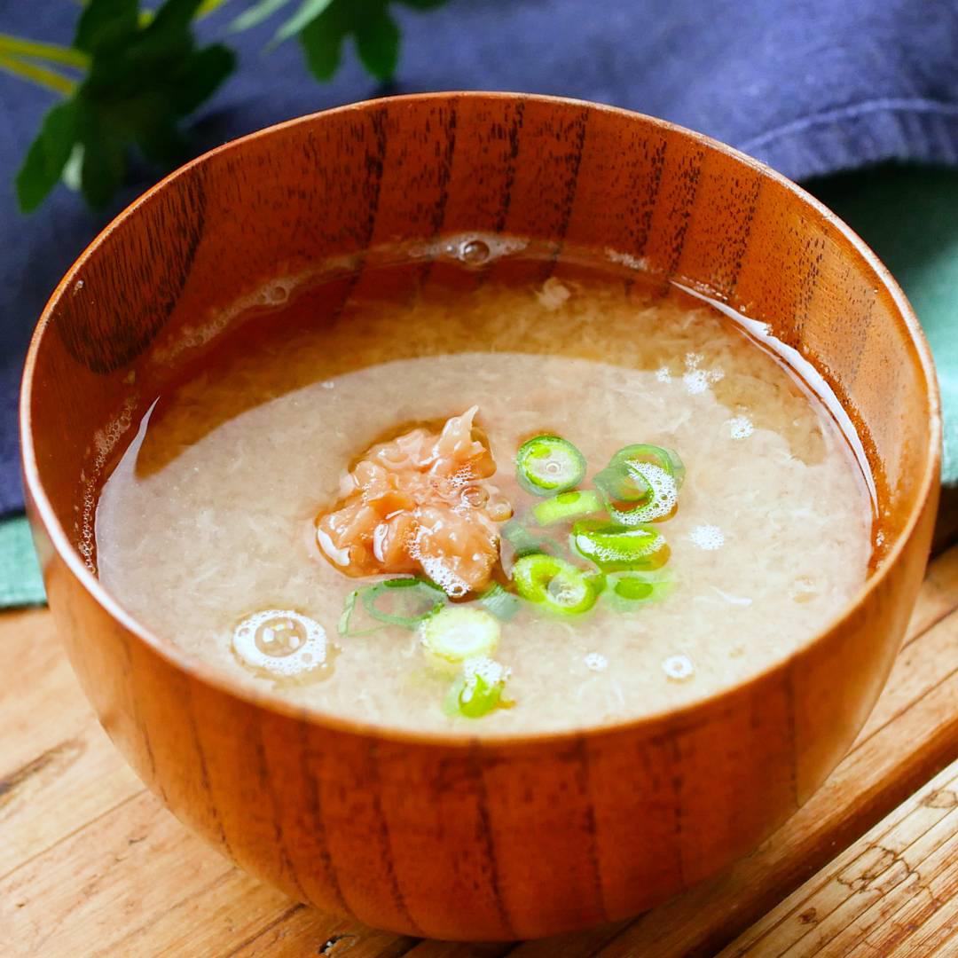 梅の大根おろしスープが茶碗によそわれている