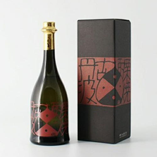 黒いボトルに入った栗焼酎と焼酎用の黒いギフトボックス