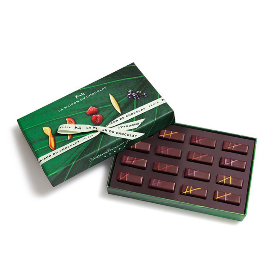 緑を基調としたギフトボックスに並んださまざまな種類のビーガンガナッシュ