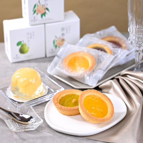 ゼリーやタルトが置かれている