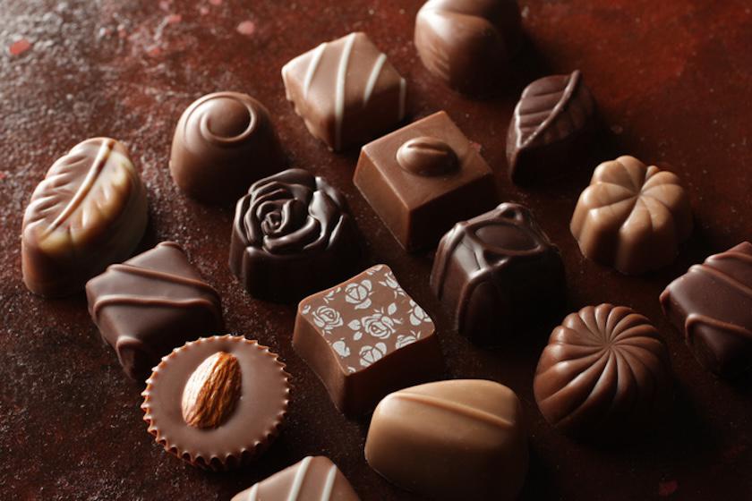 茶色の背景に16個のチョコレートが置かれている。
