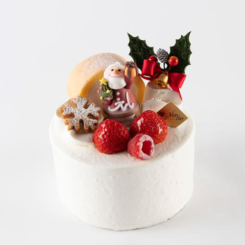 ロールケーキ、サンタクロース、いちごがのったホールサイズのショートケーキ。