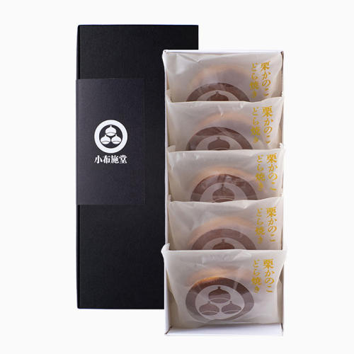 黒い箱に入った小布施堂 栗かのこどら焼き5個入