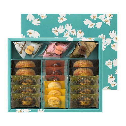 花柄の水色のパッケージ入り焼き菓子の詰め合わせ