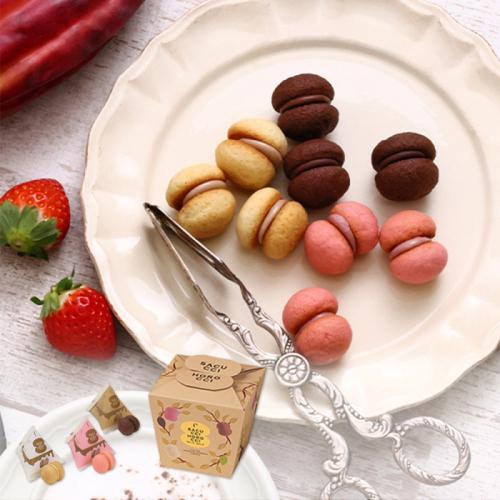 白い皿に盛られた3色のチョコサンドクッキー