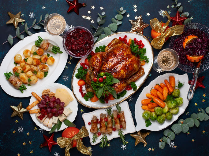 お皿に盛られたたくさんのクリスマス料理