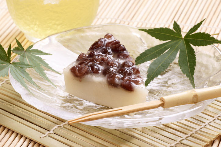 ガラスの皿に盛られた水無月という名の和菓子