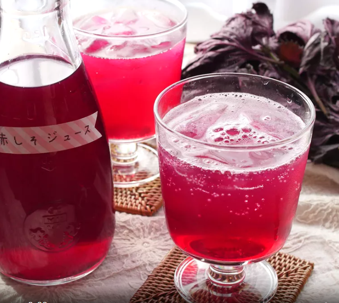 グラスに入った赤しそジュース2杯がテーブルに置かれている
