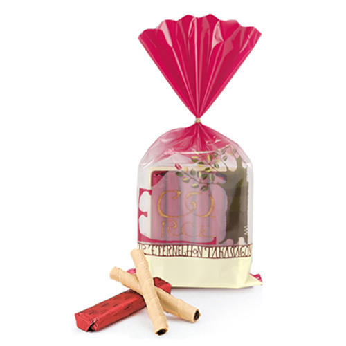 赤色のラッピングが施されたスティックタイプの焼き菓子。
