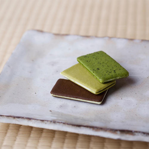 3種類のお茶クッキーがのった皿が畳の上に置かれている。