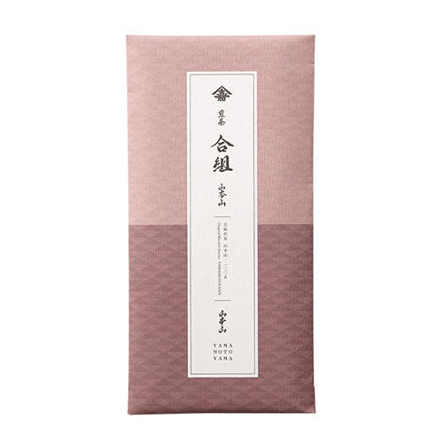茶葉が入った淡いピンク色の包み紙。