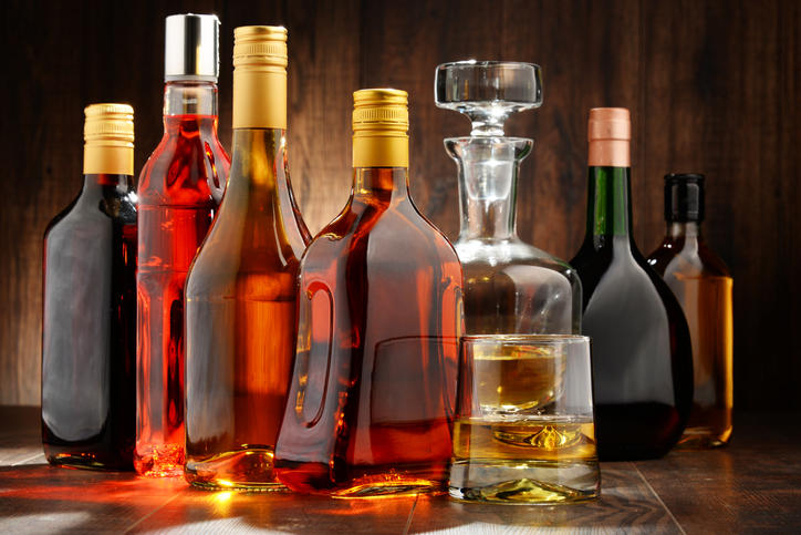 ウイスキーやブランデーなど、数種類のお酒のボトルが置かれている