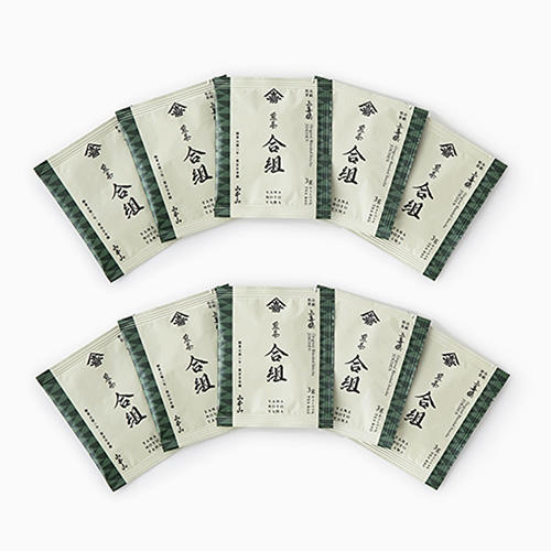 白いテーブルに並べられた「山本山」のブレンド煎茶のティーバッグ 10袋