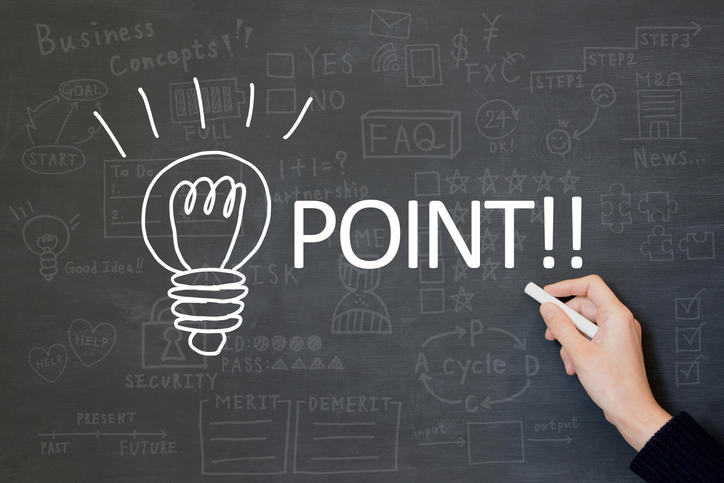 黒板に白色のチョークでPOINT!!と書かれている。