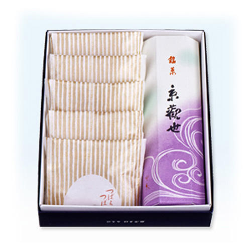 個包装のお菓子5個と、長方形の包装のお菓子が1本ギフトボックスに入っている。