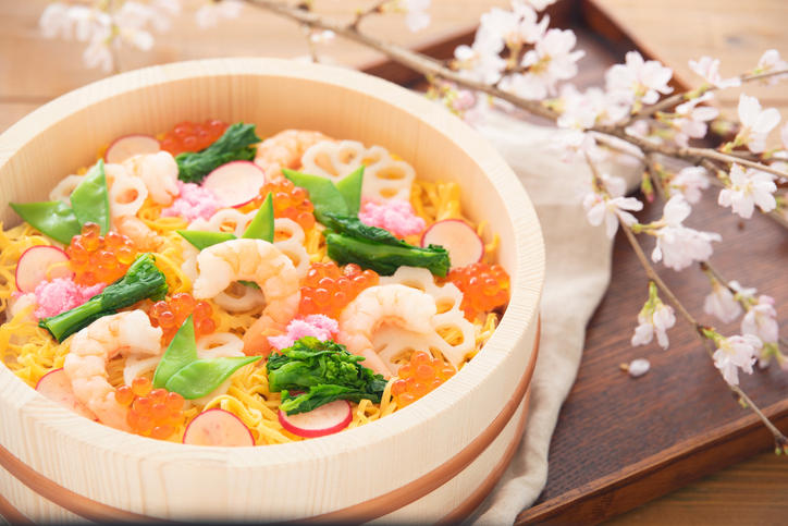 えび・イクラ・れんこん・菜の花などがのった、おひつ入りのちらし寿司