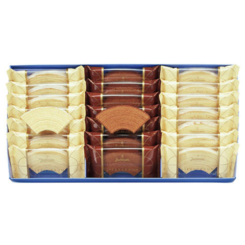 カットしたプレーンとチョコレートのバウムクーヘン詰め合わせ
