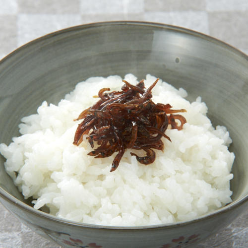ご飯の上にいかなごのくぎ煮がのっている様子