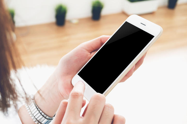 女性がスマートフォンを操作している