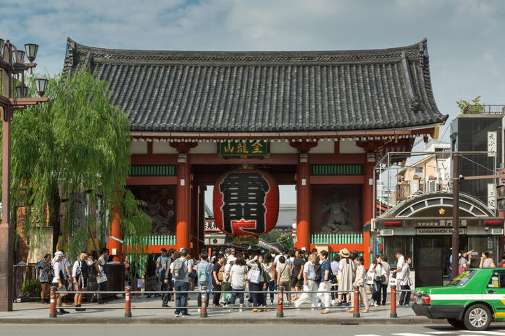 観光客が集まる浅草寺の入口。