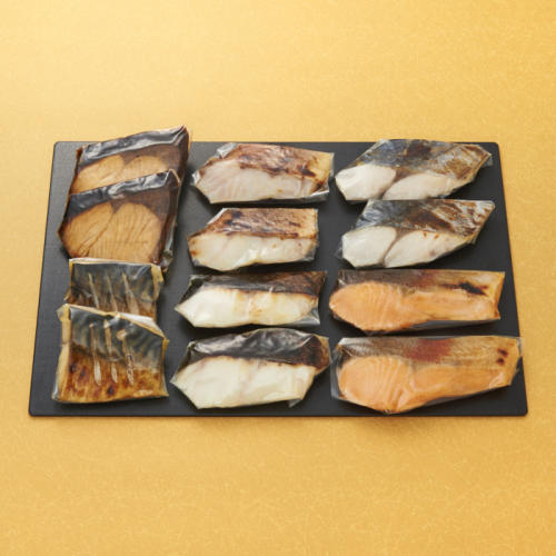 「魚道楽」の「レンジで簡単 焼魚料理詰合せ」の焼魚6種類12切れがプレートに並んでいる様子