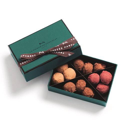 3種のトリュフチョコレートが入った緑色のボックス。