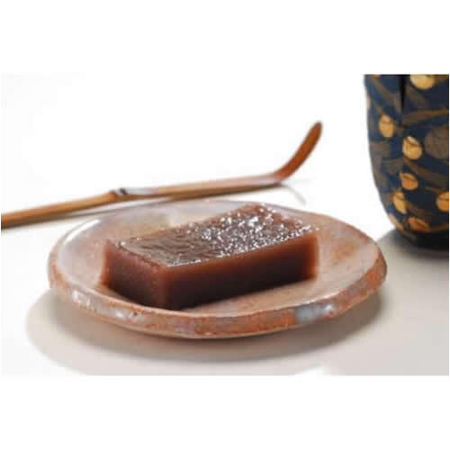 小豆餡が練りこまれた外郎が陶器に盛り付けられお茶が添えられている