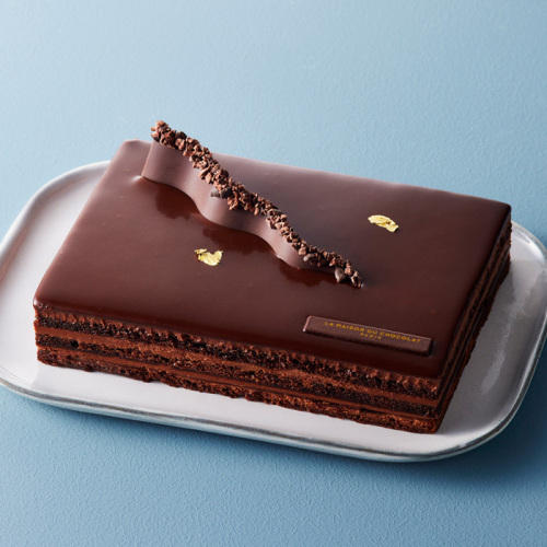 長方形型のチョコレートケーキ。