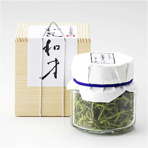 瓶詰めのお茶漬まつばの横に木箱が置かれている