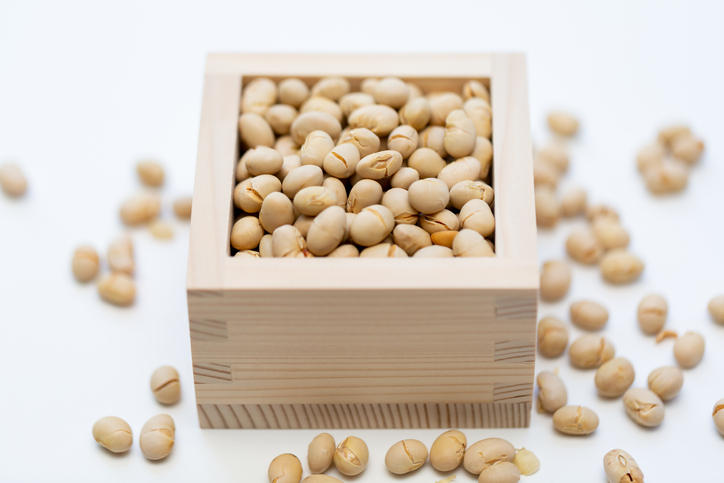 豆が入った枡が中央に置かれ、その周りに豆がこぼれている。