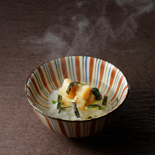 ストライプ柄の茶碗に入った京都吉兆の「貝柱茶漬」