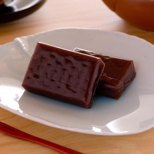 白い皿にのった菓子司つじやの「三杯もち一口サイズ 15個入」