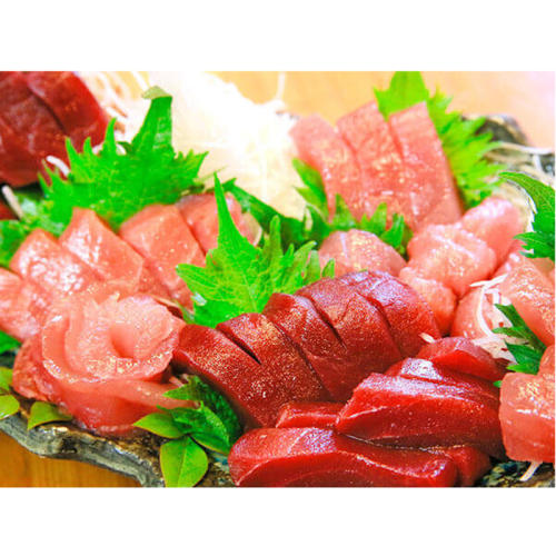 「脇口水産」の3種類のまぐろの刺身「FIPびんちょうセット」を盛り付けた様子