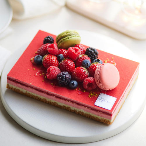 「パティスリー・サダハル・アオキ・パリ」のベリーとマカロンがのったストロベリーケーキ「サヤ 4P」