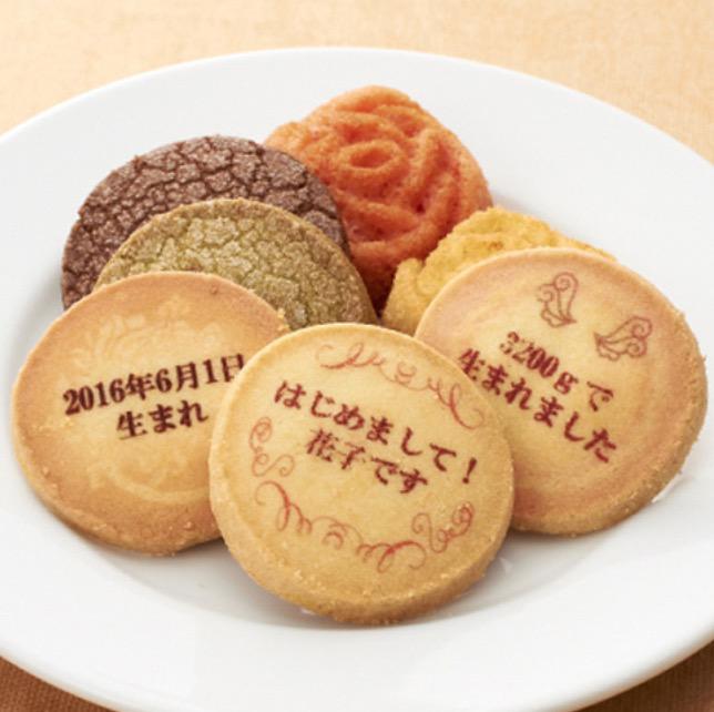 白い丸皿に乗ったさまざまなフィナンシェやクッキー